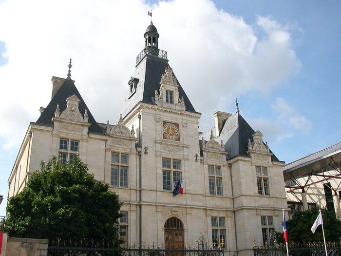 Hotel de ville chateau gontier en pierre de taille Mayenne 53