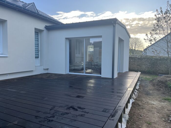 extension au sud de la maison avec prolongement terrasse bois